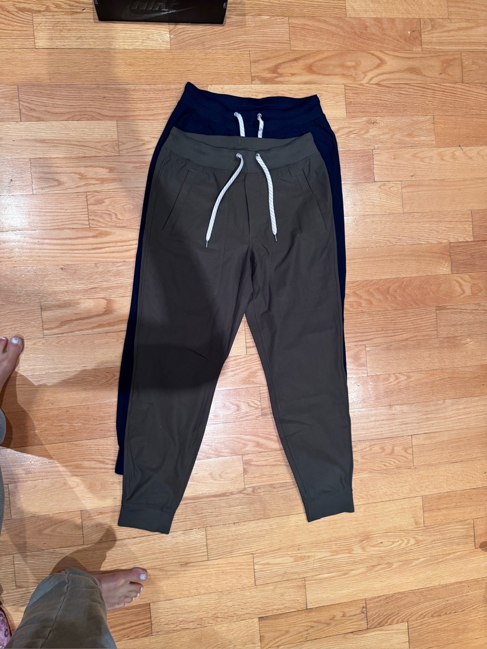 Vuori meta jogger bundle. Navy and olive green
